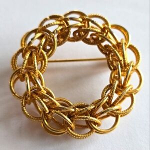 Vintage circle brooch wire loops open wreath gold tone pin